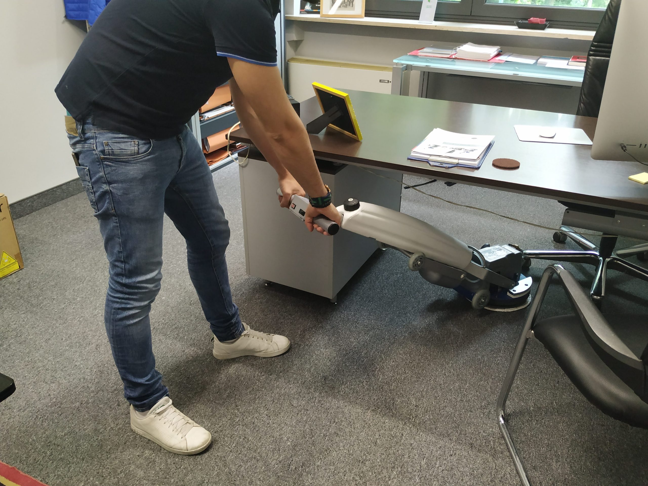 Orbot-Slim-sotto-le-scrivanie Orbot Slim sotto le scrivanie