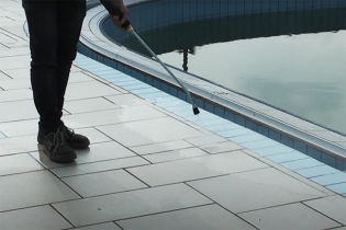 Pulizia bordo piscina con Idropulitrice IPC ad acqua calda 2