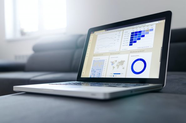 lukas-blazek-mcSDtbWXUZU-unsplash computer con dati statistici